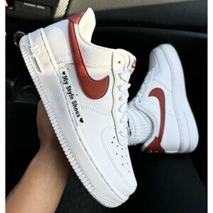 F32- SIZE 6.5 WOMEN'S NIKE AIR FORCE 1'07 WHITE / GUGGED ORANGE DD8959-115